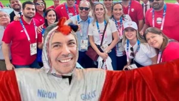 Cañean a diputado colo'o por comparar a Santi Peña con el "Pájaro Campana"