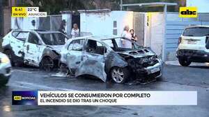 Video: Dos vehículos se incendiaron por completo tras un choque - ABC Noticias - ABC Color