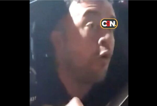 (VIDEO) Graban a tatacho que quiso coimear a polis para no meterse en pleito con su doña
