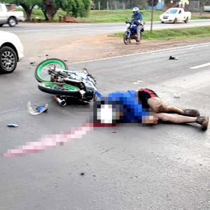 Adolescente de 17 años muere al estrellarse con su moto contra un camión de gran porte - La Clave