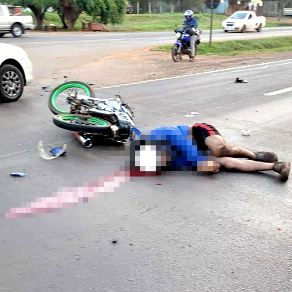 Adolescente de 17 años muere al estrellarse con su moto contra un camión de gran porte - La Clave