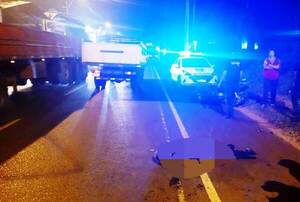 Motociclista se adelanta y muere aplastado por un camión •