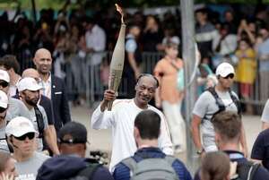 Vídeo: Snoop Dogg lleva la antorcha olímpica en Saint-Denis - Mundo - ABC Color