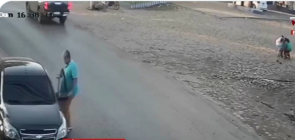 (VIDEO)Denuncian que pa`i habría arrollado a un mita`i y huyó
