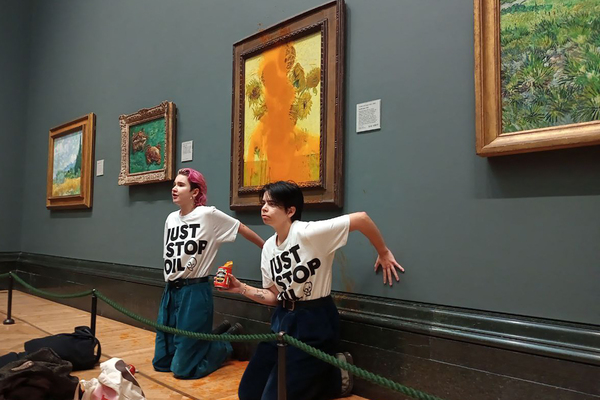 Las activistas que lanzaron sopa al cuadro de Van Gogh enfrentan cargos de “daño criminal”