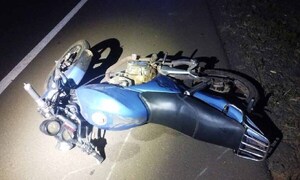 Motociclista falleció tras chocar contra valla de seguridad metálica en Coronel Oviedo – Prensa 5