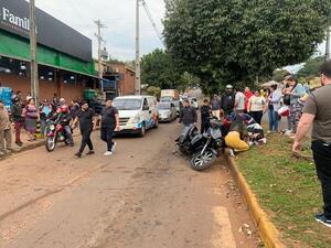 Vehículo quedó sin frenos y chocó a dos motociclistas en el barrio San Pedro