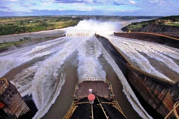 Itaipu inició llamado a licitación binacional para la instalación de su primera planta solar flotante