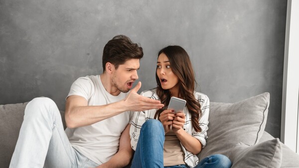 “Mi novio me pide mi ubicación en tiempo real cada vez que salgo”