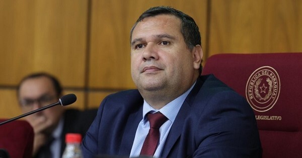 Derlis se gana a los sindicatos y funcionarios del MEC tras quedarse con la ley del Servicio Civil