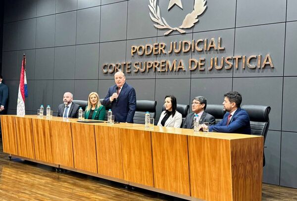 Ministro Diesel tomó juramento a nuevos abogados en Ciudad del Este