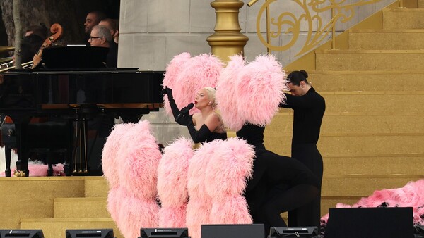 Lady Gaga pone el cabaret en la ceremonia inaugural de los Juegos