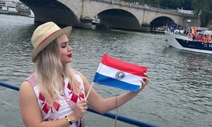 Luana Alonso ya adelanta su foto en el barco sobre el río Sena