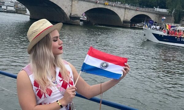 Luana Alonso ya adelanta su foto en el barco sobre el río Sena