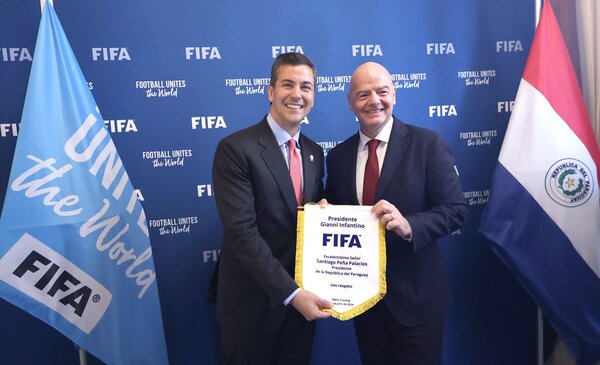 Santiago Peña y Gianni Infantino dialogan sobre los preparativos del Mundial 2030