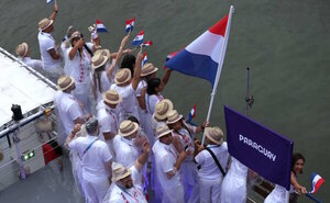 Versus / El representativo atuendo en ao po'i con el que desfiló el "Team Paraguay" en París 2024