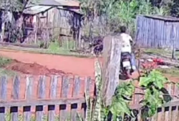 (VIDEO)Motoca realizó disparos intimidatorios contra un adolescente