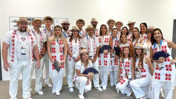 ¡Mi país! Atletas paraguayos lucen tejido de ao po'i en apertura de los Juegos Olímpicos 2024