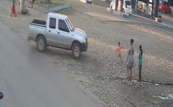 Video: curapárroco no detuvo la marcha tras atropellar a niño de 5 años en Limpio - Policiales - ABC Color