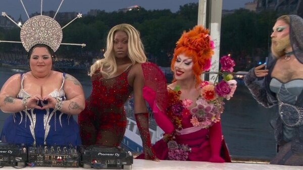 Versus / Beso entre dos hombres y 'drag queens': acento LGBTQ en la apertura de París 2024