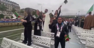 Versus / La delegación de Argelia lanza rosas al Sena en homenaje a represaliados en 1961