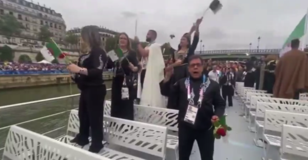 Versus / La delegación de Argelia lanza rosas al Sena en homenaje a represaliados en 1961