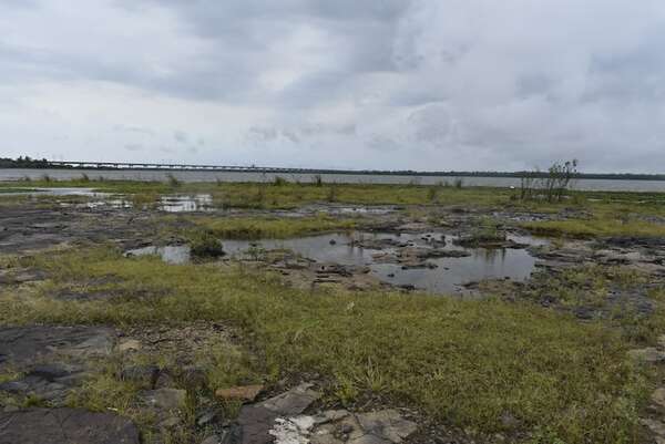 Bajante del río Paraná: embarcaciones ya están varadas en los puertos - Economía - ABC Color