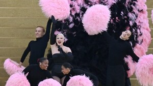 Lady Gaga en plumas cantó en la apertura de los Juegos de París-2024