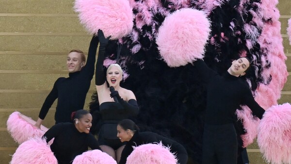 Lady Gaga en plumas cantó en la apertura de los Juegos de París-2024