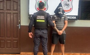 Detienen a un hombre que registra orden de captura por robo