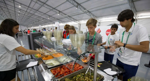 Bajan del podio comida en Juegos Olímpicos: “No hay suficientes huevos en Francia”