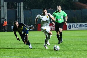 Versus / Guaraní remontó a Trinidense con un cabezazo sobre tiempo añadido
