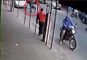 Video: motochorros roban celular a una mujer a plena luz del día en Luque - Policiales - ABC Color
