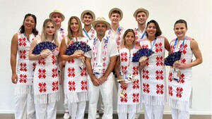 Atletas brillan en París con atuendos de empresa paraguaya