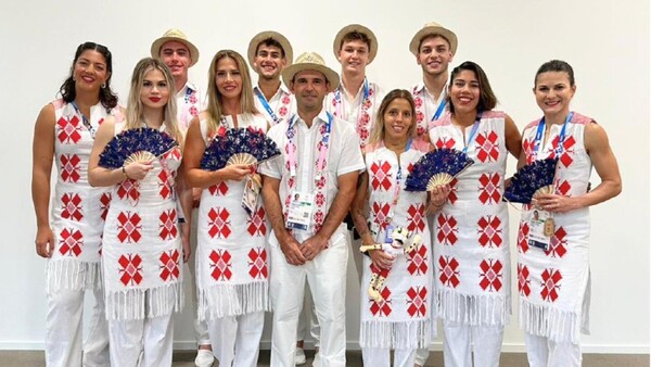 Atletas brillan en París con atuendos de empresa paraguaya