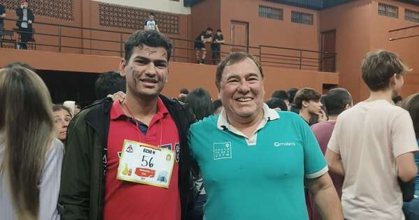 La Nación / Padre soltero expresa su orgullo por los logros de sus hijos