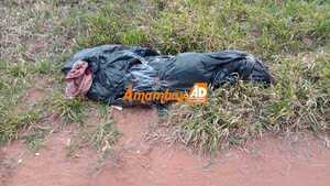 Hallan cadáver envuelto con una carpa negra en Cerro Cora'i