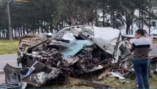 Violento choque entre camioneta y bus con universitarios deja un muerto y nueve heridos