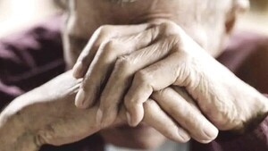 Abuelito en apuros: “Cada vez que cobra, esa mujer le saca todo”