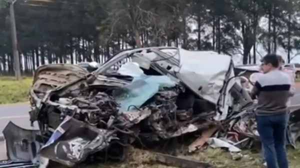 Fatídico accidente entre camioneta y bus deja un muerto y heridos