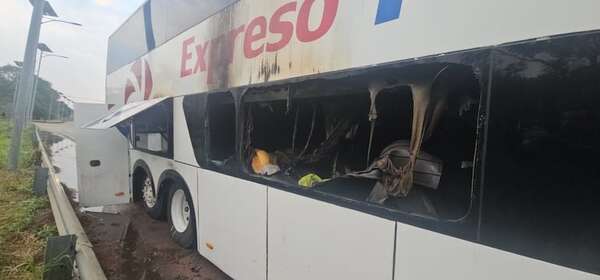 Bus de larga distancia se incendió en plena ruta en Paraguarí - Nacionales - ABC Color
