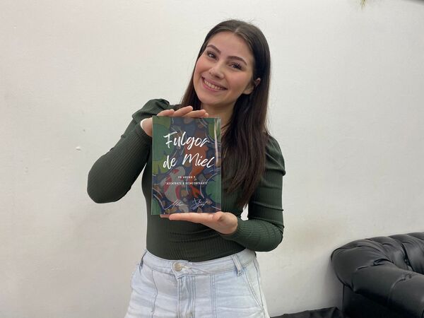 Joven encarnacena lanzó su primer libro “Fulgor de miel”