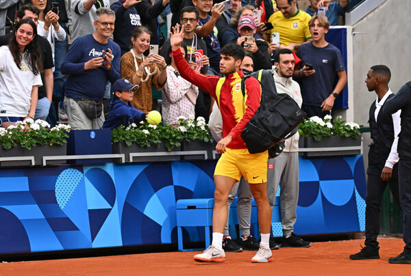 Versus / Los favoritos pasean en un arranque del tenis de París golpeado por la lluvia