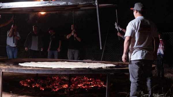 Chef paraguayo cocina la pizza más grande de Sudamérica hecha “a lo Chaco” en Filadelfia