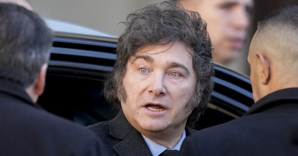 Milei llega a Paraguay para reunirse con Nielsen, pero no habrá encuentro con Santi