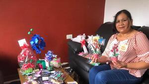 Profesora jubilada se lanza como emprendedora con originales creaciones en goma eva