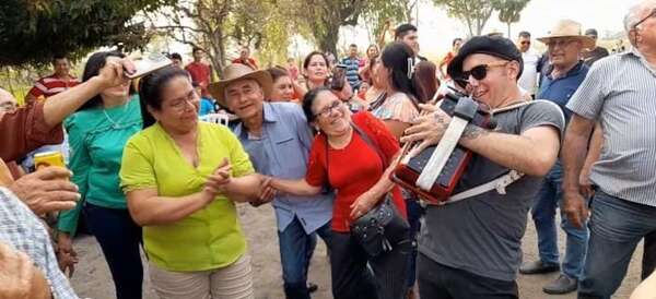 Emotivo reencuentro de exalumnos en Costa Rosado por el Día de la Amistad - Nacionales - ABC Color