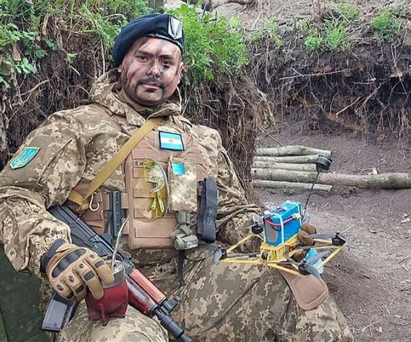 Maximiliano Barrientos: La historia de “El chipero de París” que hoy es piloto de drones en Ucrania - Nacionales - ABC Color