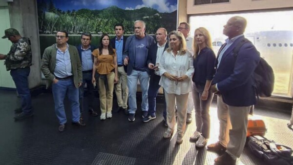 Maduro cierra fronteras de Venezuela y expulsa a los invitados de la oposición