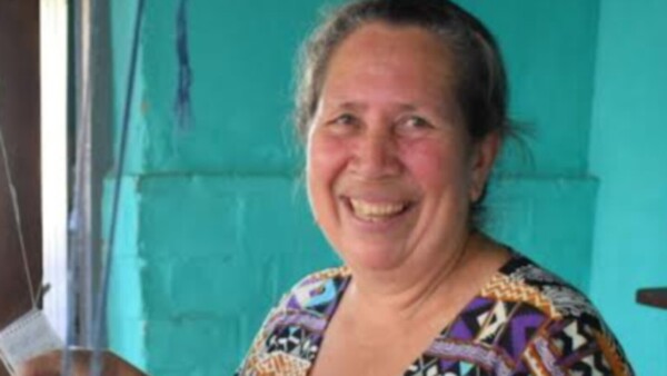 De niña tejía para comprar sus útiles; se convirtió en una artesana con premio internacional